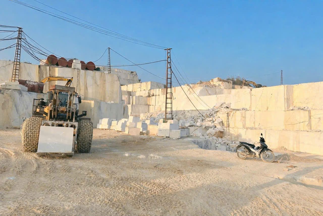 SDLG wheel loader extracting marble blocks